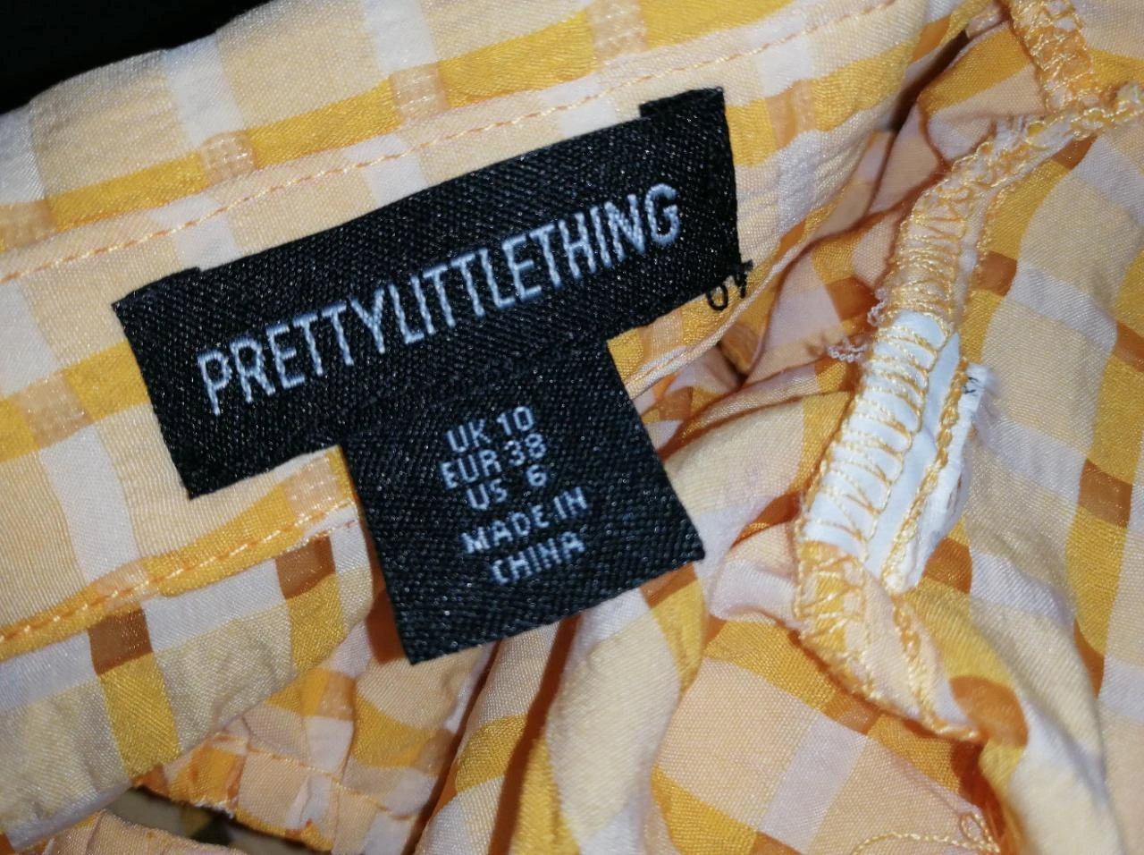 Gestructureerde mosterd/cream crop top met knoop van PrettyLittleThing – photo 3